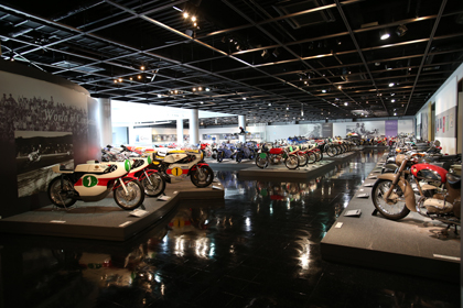 バイク好きの皆さんから熱い支持を頂いている2階の歴史展示コーナー。
