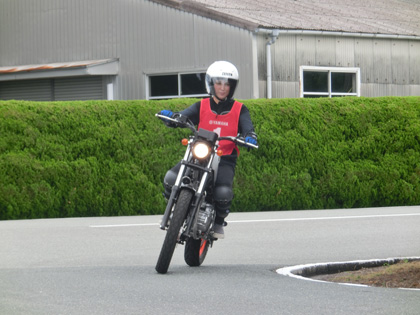 まずは自分やバイクのその日のコンディション、道路環境を確認する「慣熟走行」。