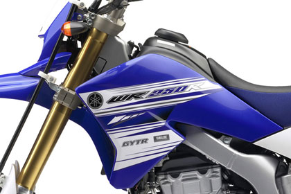 WR250Rのブルーは2016年のYZシリーズのグラフィックを継承。ブルーのボディに、白を基調にした躍動感溢れるグラフィックとロゴをデザインしました。