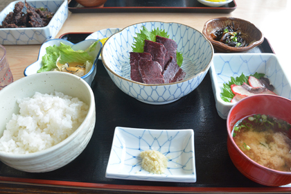 日本の古式捕鯨発祥の地といわれる太地町でお昼ご飯。