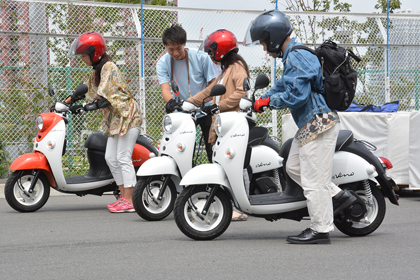 「車の免許は持っているけれど、バイクやスクーターに一度も乗ったことがない……」という方にはスタッフが付いてサポートさせていただきますので、ご安心ください