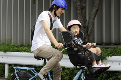 運転免許証をお持ちでないというご主人は娘さんとPASに試乗。