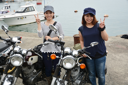 「免許取得後、どんなバイクがいいかなぁと探している時に、街中走っているSRを見て、そのレトロチックな姿に一目惚れ！私のSR、マルーンカラーがきれいでしょう？」と左側の女性（免許を取得して6年、SR歴は5年半）。