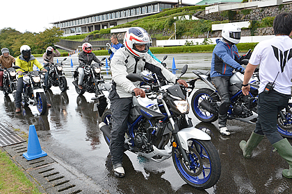 路面に車両が映り込むくらいの雨模様