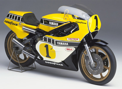 1978年にケニー・ロバーツ選手が11戦中4勝を上げたYZR500（0W35K）の展示も予定されています