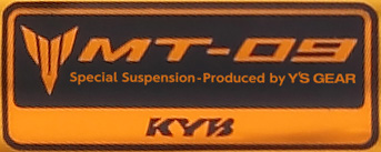 「ワイズギア KYB スペシャルサスペンション」ステッカーが目印。個人的には、同じMTシリーズで「MT-07」とか、あとはやっぱりスポーツ走行が楽しめる「YZF-R25」あたりのサスペンションの登場に期待したいです