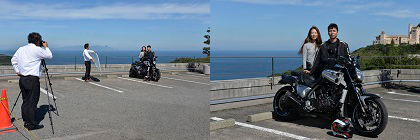 愛車とフォトセッションでは瀬戸内海をバックに記念撮影。