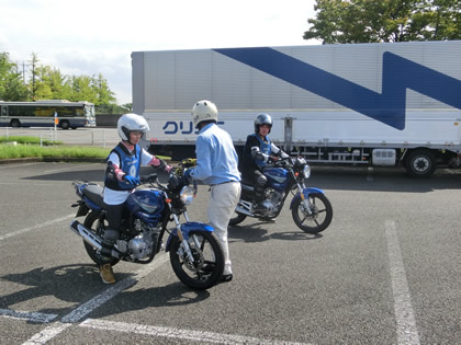 何年もバイクに乗っていない方にはバイクの取扱いから発進、停止とゆっくり丁寧にレッスンしております