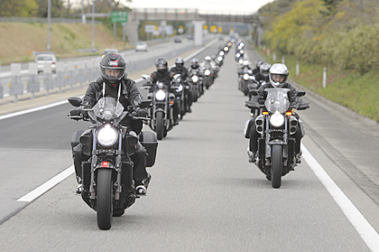 VMAX31台が隊列を組んで走りました