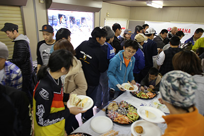 レースが終わると、恒例の立食パーティ。手作りのサンドイッチはあっという間に品切れに。