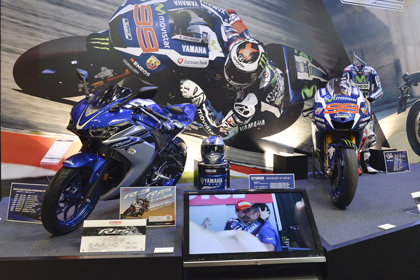 レーシーな雰囲気をまとった「YZF-R25」2015年MotoGPチャンピオン#99 J・ロレンソ選手のマシンと並べて展示しても遜色ないクールさです