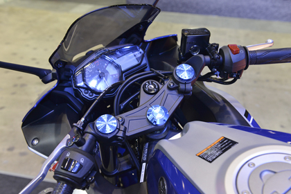 レーシーな雰囲気をまとった「YZF-R25」2015年MotoGPチャンピオン#99 J・ロレンソ選手のマシンと並べて展示しても遜色ないクールさです