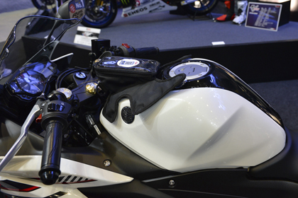 レーシーな雰囲気をまとった「YZF-R25」2015年MotoGPチャンピオン#99 J・ロレンソ選手のマシンと並べて展示しても遜色ないクールさです