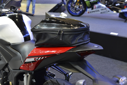 レーシーな雰囲気をまとった「YZF-R25」2015年MotoGPチャンピオン#99 J・ロレンソ選手のマシンと並べて展示しても遜色ないクールさです