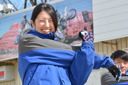 昨シーズンでレディースライダーを引退した伊集院忍さん。これからは、ライダー経験を生かし、女性の視点で分かりやすいライディング指導にあたっていくそうです。ヤマハのライディングスクール「YRA」でもインストラクターを務めますので、モトクロス会場でこの笑顔に会えなくなるのは残念ですが、YRAに参加くだされば、がっつり拝めますよ！