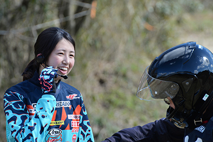 教わった通りにできると、「うぉ～いい感じです！」「今のすごく良かったですね」「そうです、そうです！」などと天使のスマイルで褒めてくれます。時には拍手も！「よし！次もがんばって走るぞっ！」とミョ～にテンションが高くなるのです（しのぶセンセー＆ななみセンセーに褒めてもらうのが嬉しくてがんばっていた参加者の方、結構いたと思うんですけど......）<br />
