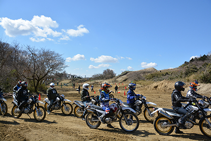 普段は400ccスポーツに乗っているそうで「レンタルしたセローは、自分のバイクよりも車重が軽くて、最初のうちは乗り馴れず、完熟走行ではリアがすべるし、転びそうでヒヤヒヤしました。広めのダートコースは、ふかふかの土だったこともあって、もし転んでしまっても大丈夫そうと気持ちが軽くなり、少し肩の力を抜いて乗れました。オフロードモデルって面白いですね。ものすごく集中していたから、あっと言う間の2時間でした。だいぶ乗れるようになって、朝の自分と、今の自分は別人です！」