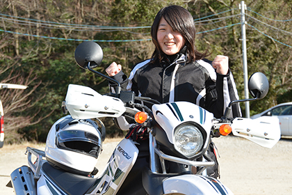 ご両親ともにバイク乗り。保育園の送り迎えからしてバイクだったそうで、年頃になり、当たり前のように二輪免許を取ったそうです。「今まで父のセローを借りて乗っていたのですが、就職した昨年買い取り、Myセローになりました。スポーツタイプのバイクは重いし、足着きなども考えると、自分にはセローがぴったり」身長157cmだそうです