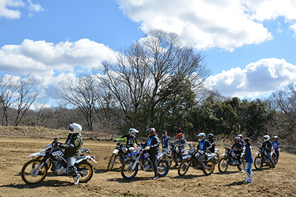 憧れのWR250Rに試乗して「セローに乗った後だったので、少し扱いにくさも感じましたが、でも逆にそれを乗りこなしたい、使い倒したいという気持ちが芽生えてきて。とにかく見た目、外観のかっこよさが気に入っています。ああ欲しい！次回は奥さんを説得する方法についても一緒に講習して欲しいです（笑）」