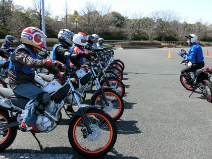 発進の前に基本となる乗車姿勢の確認。教えているのは元モトクロスライダーの鈴木智之インストラクター。安定感のある話し方でスタッフから智さんの愛称で親しまれています。