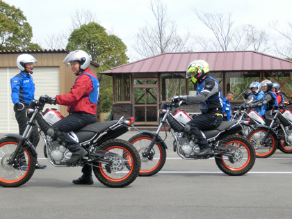 乗車姿勢の説明と自分のライディングポジションを確認したら、今日乗るパートナーのトリッカーの特性を理解するため、クラッチのミートポイントとブレーキの利き具合を確認しましょう。