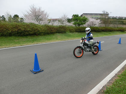 こちらはスラロームのレッスン中。一般道路でスラロームをする事は有りませんが、ここではバイクの特性を掴む事を目的として取組んでいただきます。