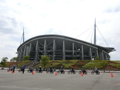 どーんとそびえたつ豊田スタジアムのスケールの大きさにＹＲＡスタッフ一同びっくり。