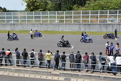 A・BグループとC・Dグループの走行の間に開催されたYZF-R25ワンメイクレース「コスモGP」を観戦