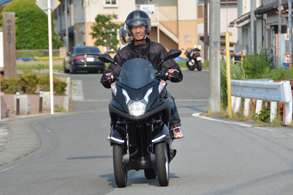 豪くんは「車もバイクもその危険性を考えると自分では運転しようと思わない」となかなか慎重派ですが、「前に2つタイヤがあって安定しているのが後ろに乗っていても分かるから、TRICITYでタンデムするのは安心・快適」とも<br />
