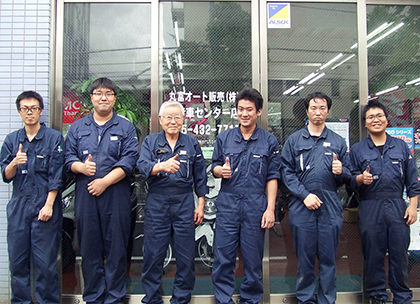 向かって右から3人目が、丸富オート販売（株）国産車センター店・栗屋 順一さん