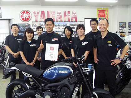 中央で、九州エリア選考会1位の表彰状を手にしているのが、バイクフォーラム 鹿児島・桒幡 俊輔さん