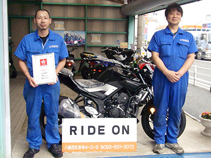 左がバイクステーション ライドオンの萩原 大規さん