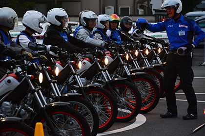 1日２回行われる半日レッスンはこれまで日中の時間帯で開催してきましたが、今回は会場の都合により（13：30～16：30）コースと夜間（17：30～20：30）コースを実施し