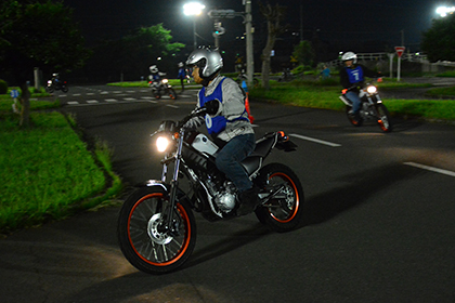 ヘッドライトはバイクの前方しか照らさないのでコーナーの先がほとんど見えず