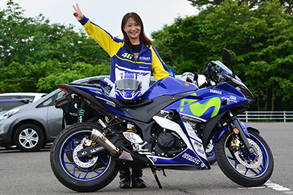 「新しいバイク屋さんが近くにできたね」とご主人が「MT-09」や「MT-07」見たさでYSP仙台に行くのにつきあったところ「YZF-R25 Movistar Yamaha MotoGP Edition」が店頭に展示されていて一目惚れしてしまったのだそう