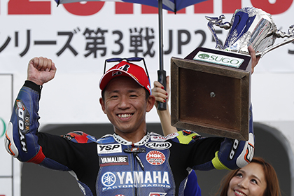 レースと言えば、「YZF-R3/YZF-R25 SUGO体験走行会」翌日の決勝レースで、JSB1000クラスに参戦した、われらがナッカスガさ〜んことYAMAHA FACTORY RACING TEAMの中須賀克行選手＆YZF-R1が、昨年から10戦連続でポールtoウィンという偉業を成し遂げました。もう中須賀選手を止める手だてはないのか？と思うほどの強さ。8耐連覇も夢ではありませんね