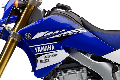 「WR250R」は、そんな競技車両とは違い、一般公道を走ることができるオン・オフロードモデル。しかしYZシリーズのDNAや技術なども受け継いでいるモデルです。したがって「WR250R」のラインナップには“YZシリーズの血統”を受け継ぐグラフィックが定番。その2017モデルは、YZシリーズの2017年モデルのグラフィックイメージを踏襲しました！