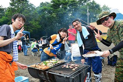 暑い夏に熱いバーベキューで汗を流す......テーブルが一緒だったことがきっかけで知り合いになったとおっしゃる方の姿も