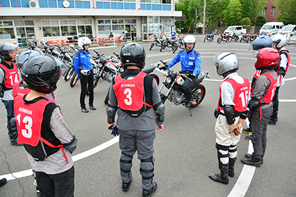 まずは実技準備として乗車姿勢の確認から。