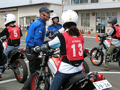 さっそく跨って実践。課題をクリアするごとにインストラクターが一人一人にアドバイス1