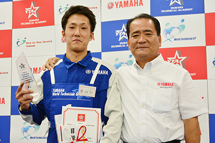 優勝した#1 YSP川崎中央・鮫島 遼平さん（左）