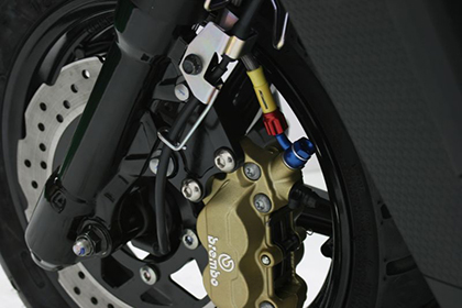 brembo 40mmピッチ＆スタンダードローター径対応のフロントキャリパーサポート。アルミ削り出し素材にアルマイト処理を施し、高強度・高耐久性を確保。キャリパーやボトムケースの色に合わせられるよう、シルバーとブラックの2色設定。6,000円。「BW'S125」にも使用可能です