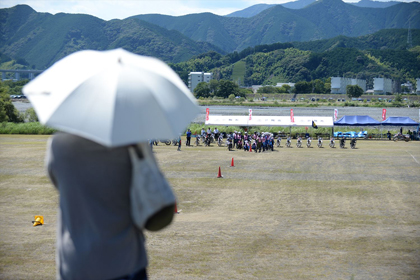 厳しい訓練を見守るお母さまの姿も見られました