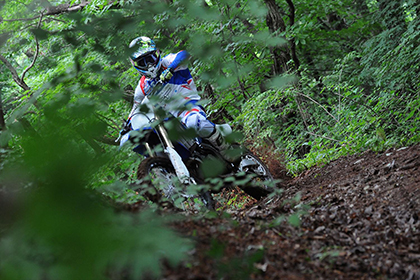 写真は月間ガルルの渡辺学さん。現役バリバリのトップエンデューロライダー