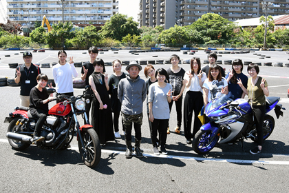 実際にバイクウエアづくりに挑戦する高度専門士科課程の4年生5名とモデルとして協力してくださったみなさん、担任の朴澤先生、藏野先生、そして高橋センセーと