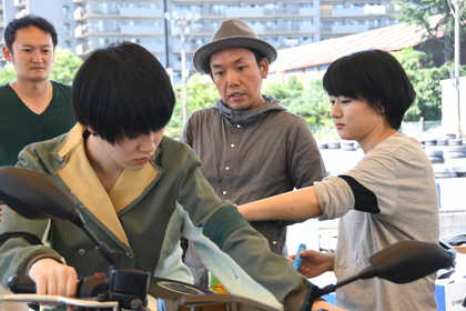 山下さん（右）は「女性がバイクに乗っていたらカッコイイなぁと思い、機能性がありながら街中でもオシャレに着こなせるウエア」を目指しているそうで、シャーリングの他、膝や腰回りの一部分に伸縮素材のプリント柄を使うなど、機能とアクセントを両立するようなワンポイントを施していました