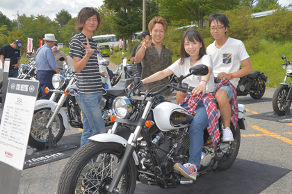 お父さんの影響でバイクってカッコいいなぁ、自分でも乗りたいなぁと二輪免許取得を計画中の学生さん（中央の女性）。