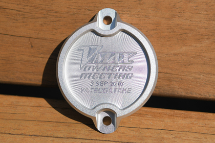 そしてもう一つのビンゴ大会の人気の賞品は「VMAX OWNERS MEETING 3 SEP　2016 YATSUGATAKE」と刻まれたビレット カムカバーキャップ（ワイズギア製オリジナル）。イベントの日付と場所も入っているので記念になると喜ばれました。