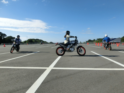 若い時にバイクに乗っていた経験がある年配の方で、数年のブランク期間があっても除々にレッスンを進めていくうちに感覚を思い出され多少自己流にはなっていますが、後半には素晴らしいライディングを取り戻している方もたくさんいらっしゃいました。