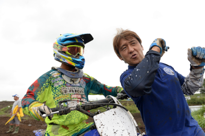増田さんは細かくアドバイスを加えて修正するとともに、